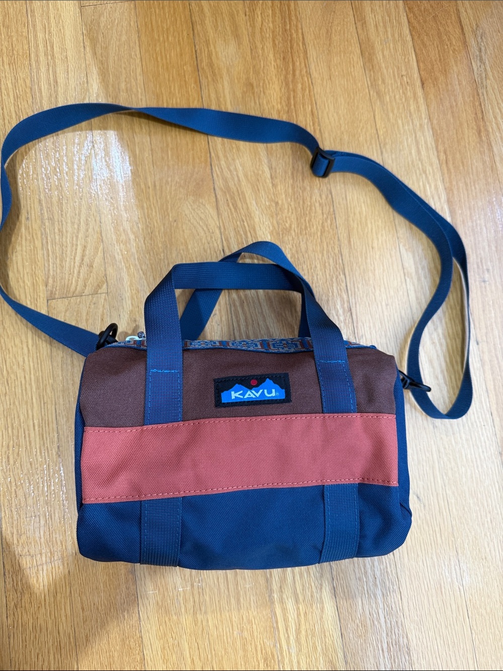 Kavu Small Two-Tone Blue, Brown & Rust Barrel Crossbody Bag New without Tags